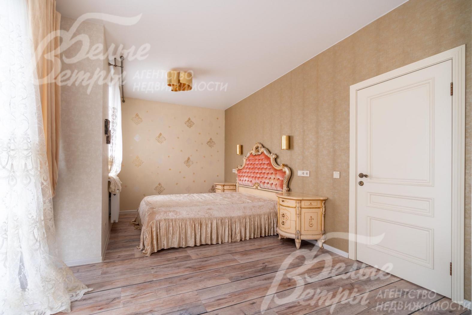 В спальнях установлены спальные гарнитуры бренда Giorgio Casa, на полу - ламинат CORKSTYL швейцарского производства