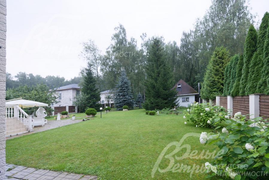 На участке создана гармоничная ландшафтная композиция, сочетающая классическую концепцию озеленении участка с ровным газоном, мощёными дорожками и подсветкой с лесной зоной