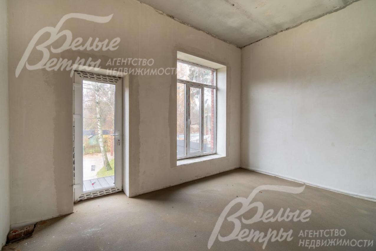 Входная группа главного входа - дверь со стеклом и окном: с крыльца - вход в просторный коридор