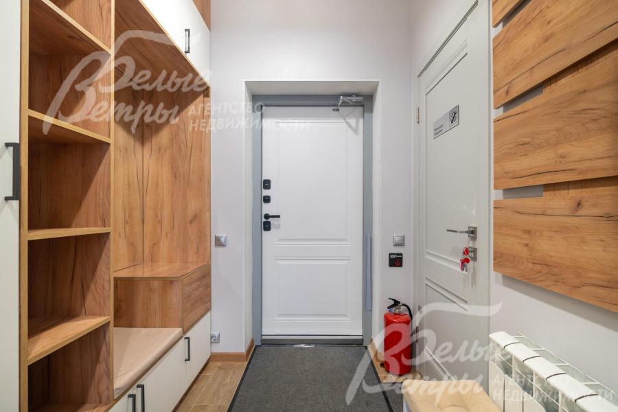 Прихожая-холл оснащена удобным шкафом с вешалкой и полками (слева - вход в санузел)