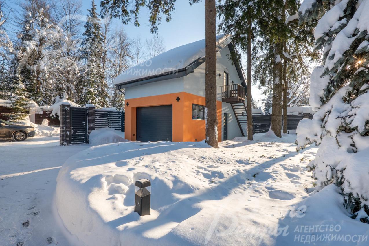 На участке выполнен ландшафтный дизайн с сохранением лесного характера территории