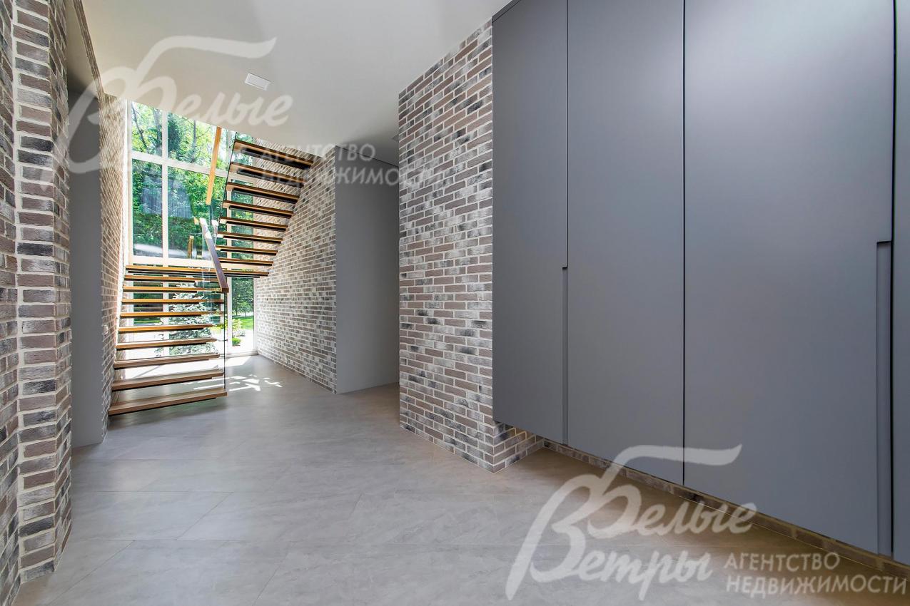 Холл первого этажа