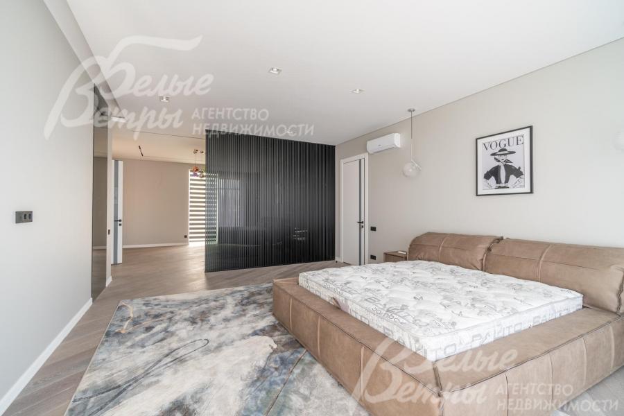 Мастер-спальня в светлых тонах с кроватью и кондиционером