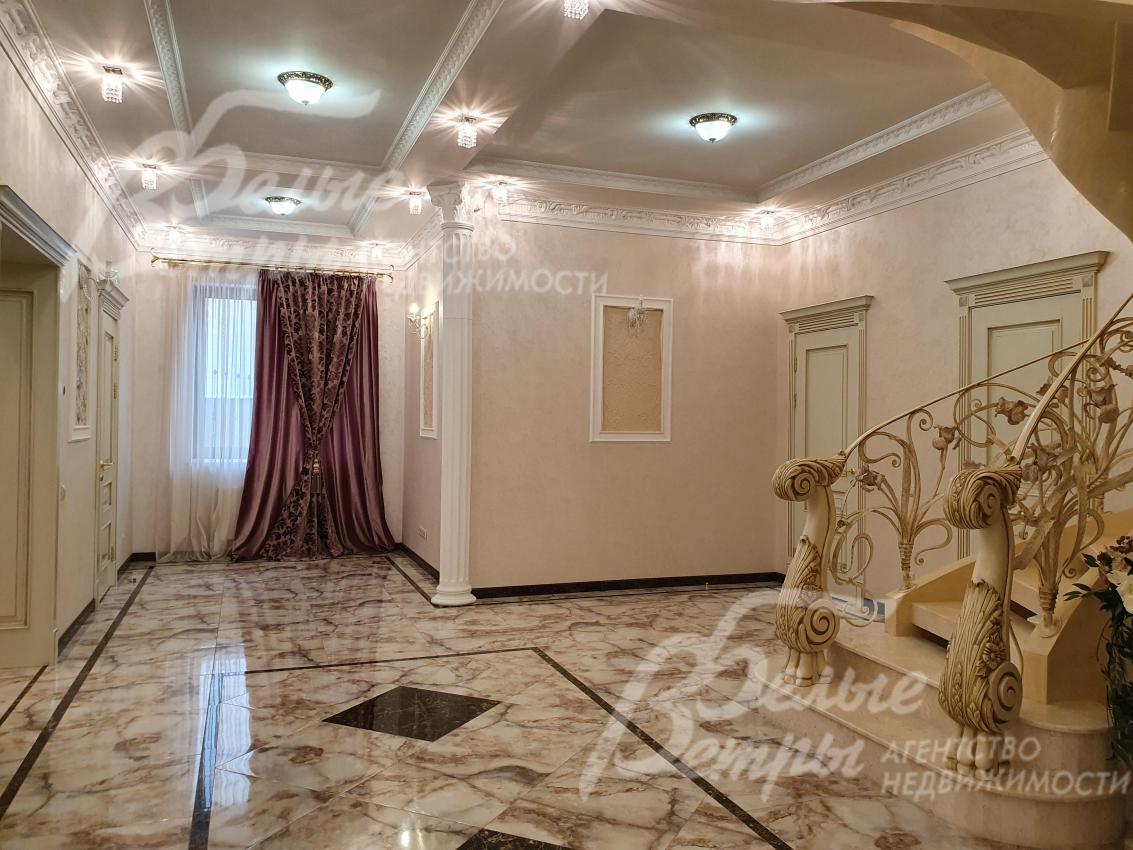 Холл первого этажа