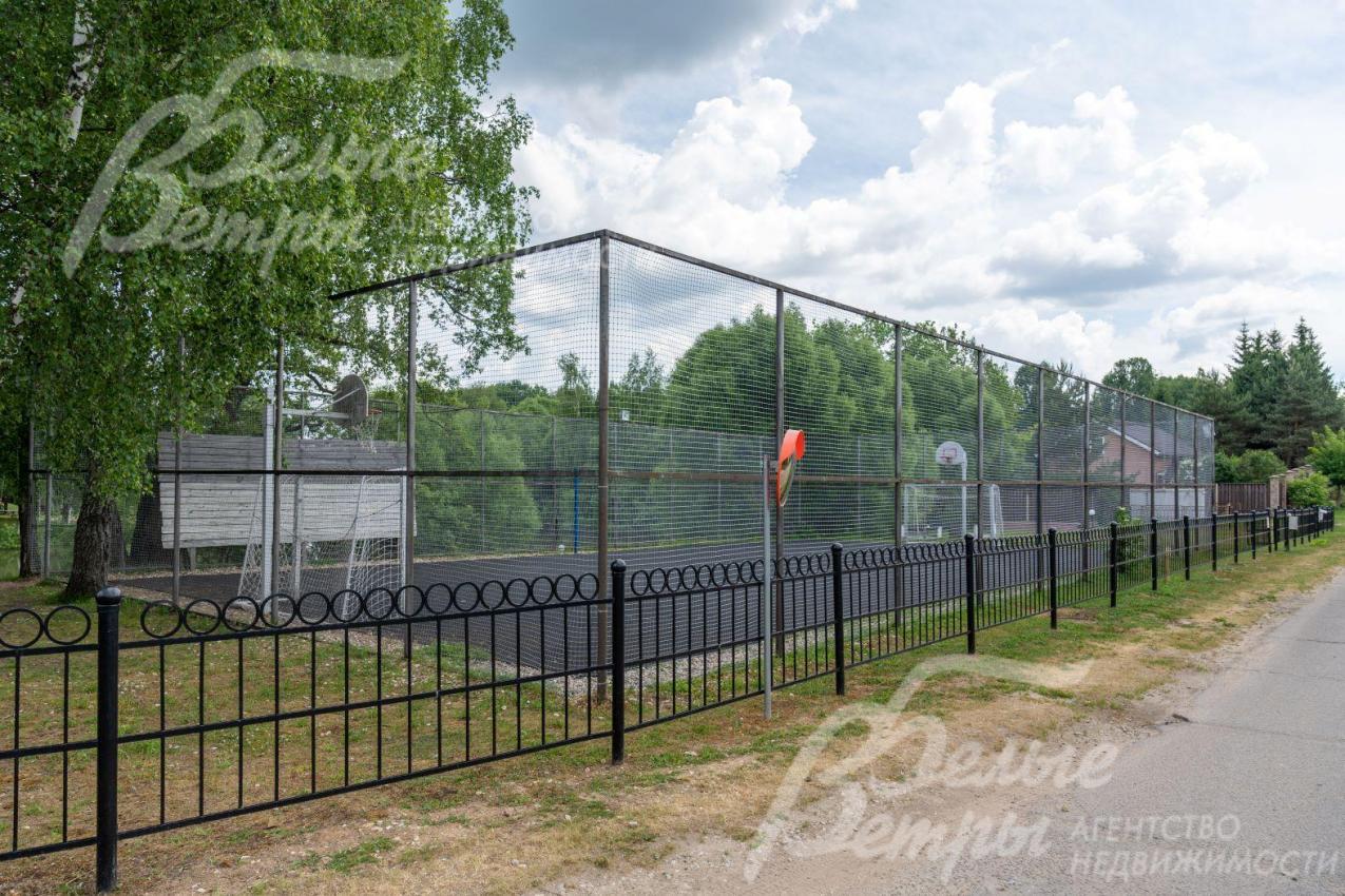 Спортивная площадка на территории поселка.