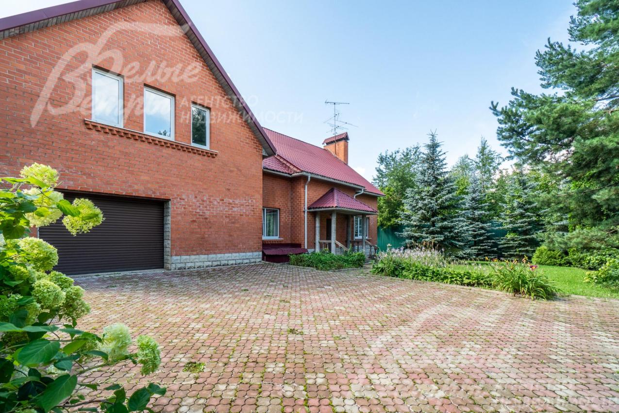 Площадка для авто вымощена брусчаткой