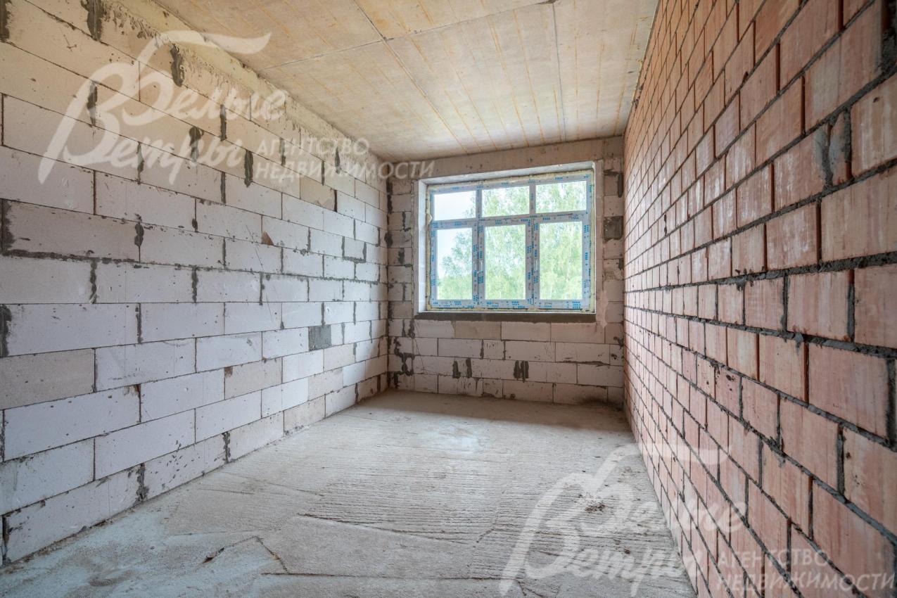 Зона одного из санузлом на втором этаже: по проекту у окна может располагаться ванна