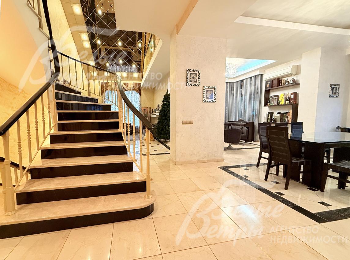 Из гостиной через портал - выход к зоне с обеденной группой, выполненной в единой цветовой гамме с гостиной