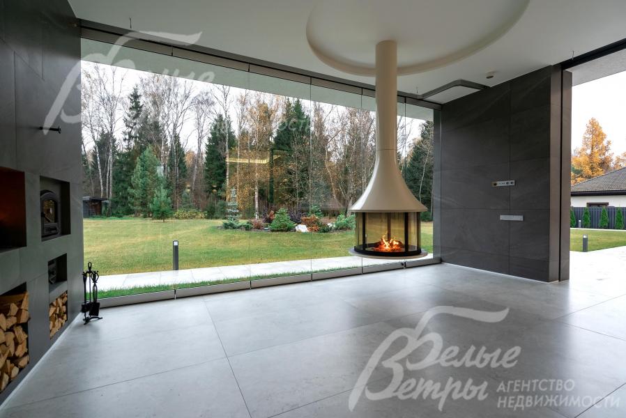 На террасе - раздвижное панорамное остекление, тканевые автоматические мягкие двери