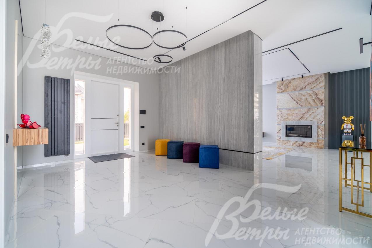 Во входной группе – широкая стальная дверь с терморазрывом, электрическим замком, четырёхкамерными стеклопакетами по бокам