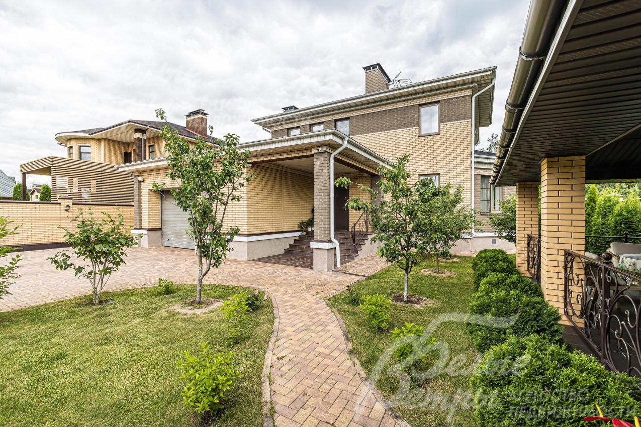 Участок с газоном, смонтирована подсветка, вымощены дорожки