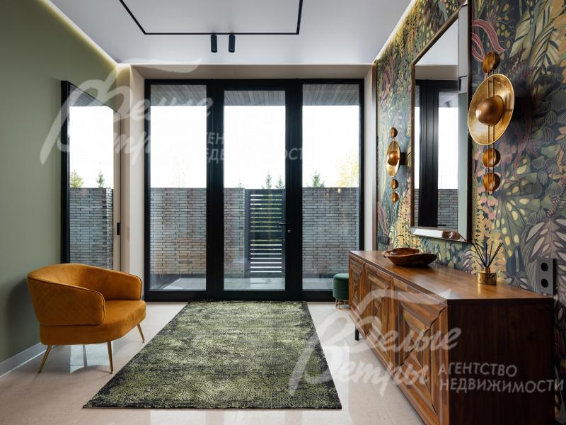 Входная дверь - на алюминиевом профиле, слева - зеркало-дверь с гардеробную