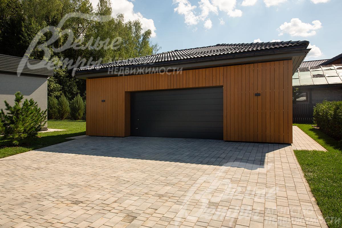 На участке стоит отапливаемый гараж 70 кв.м на 2 автомобиля