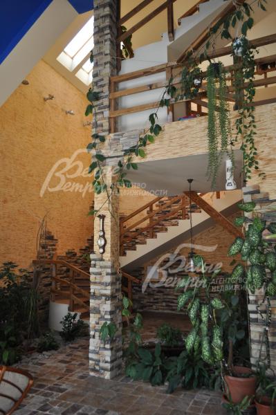 Оригинальная лестница из зимнего сада на второй этаж