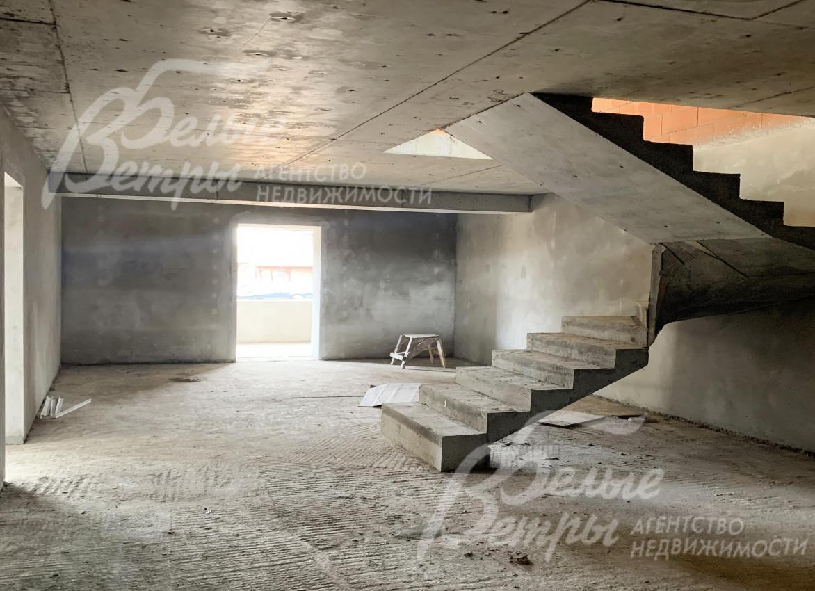 Железобетонная лестница между цокольным, 1-м и 2-м этажами