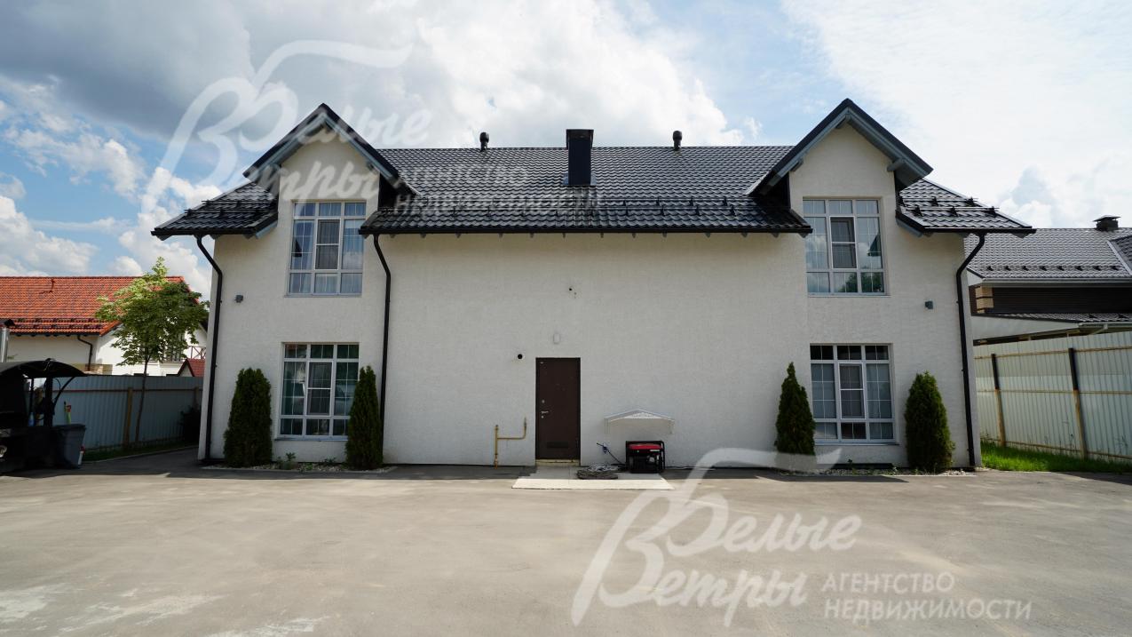 Участок огорожен, находится в охраняемом коттеджном посёлке, соседние участки застроены и заселены