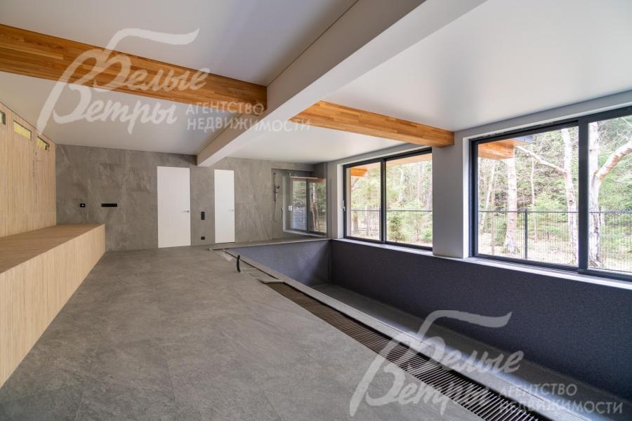 В зоне бассейна уложено нескользкое плиточное покрытие под камень по периметру чаши. Очистка воды - ультрафиолетом.