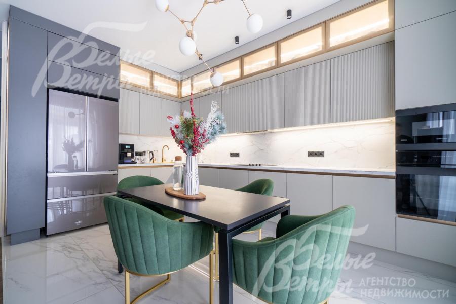 Кухня оборудована новой встроенной бытовой техникой (варочная панель, духовой шкаф, СВЧ, посудомоечная машина, двухдверный холодильник Haier)