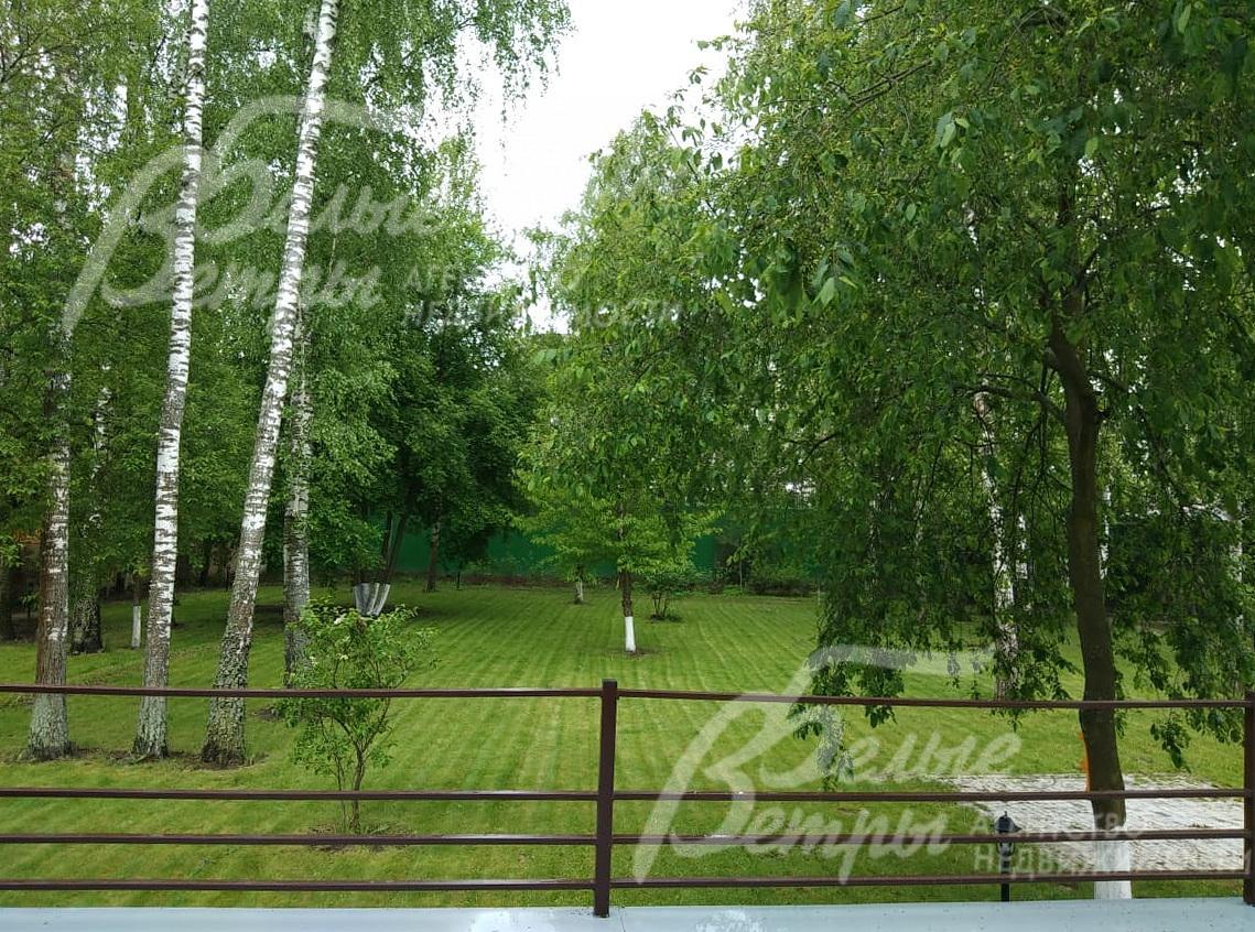 На участке газон, дорожки, освещение.