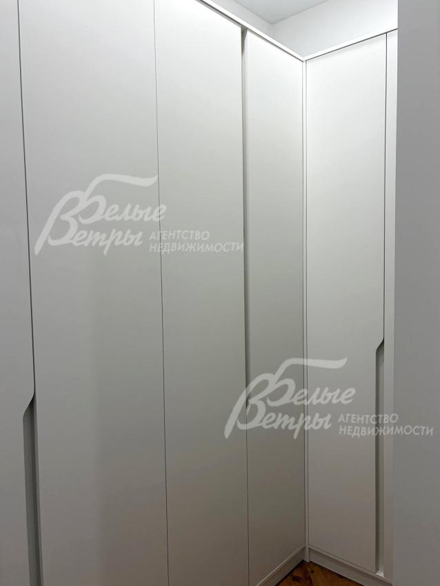 Гардеробная главной спальни обустроена шкафами