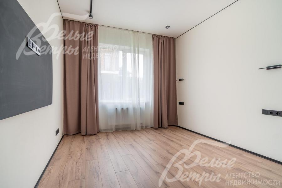 В помещениях - электрика черного цвета Lezard, выводы с механизмом под электрические шторы