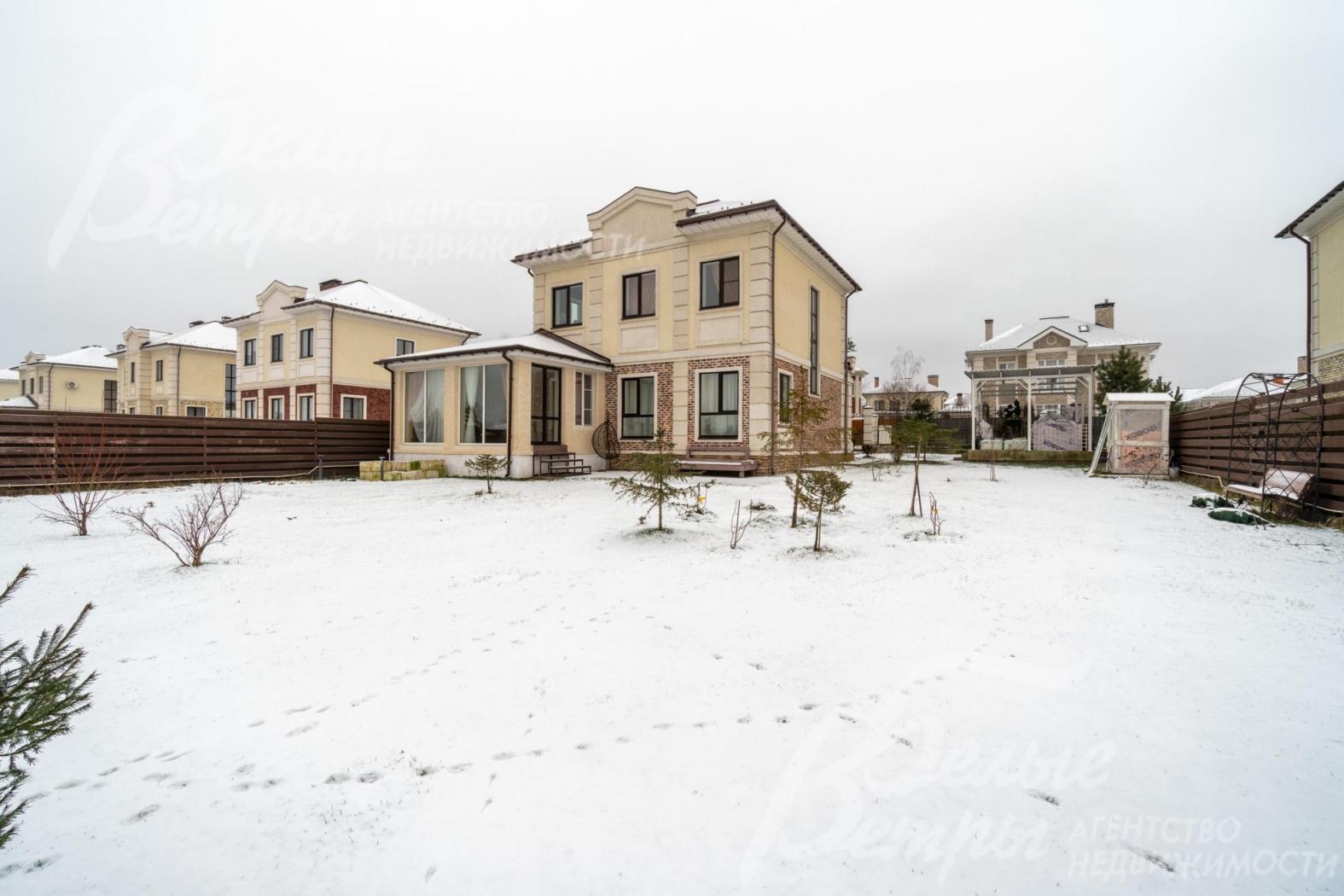 На участке у въезда построен капитальный навес для двух автомобилей 