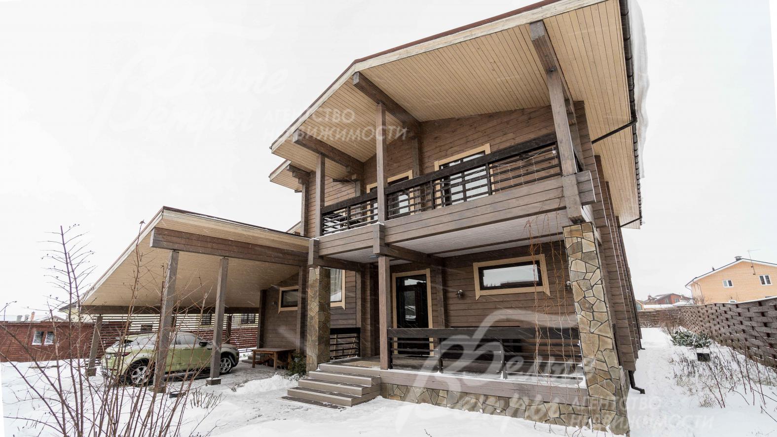 Стены снаружи из окрашенного профилированного бруса, цоколь и колонны отделаны натуральным камнем