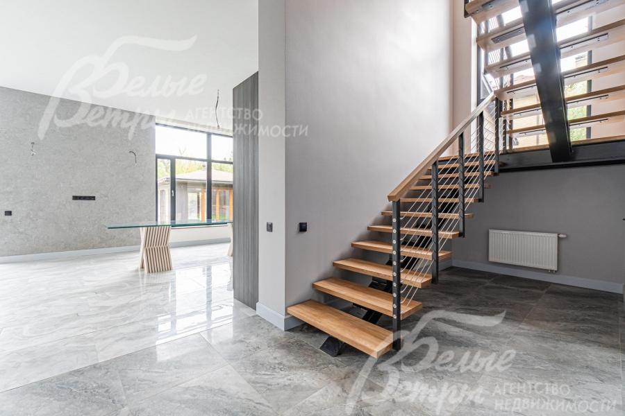 Лестница на металлическом каркасе с дубовыми ступенями стандартной ширины