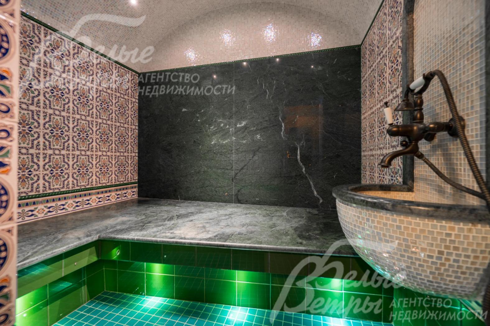 Хамам отделан малахитом