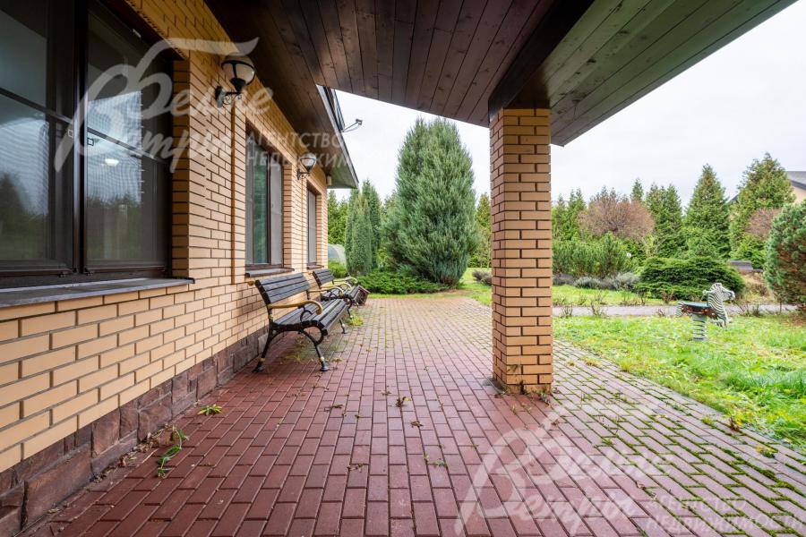 Терраса расположена вдоль двух сторон гостевого дома, с неё открывается вид на участок