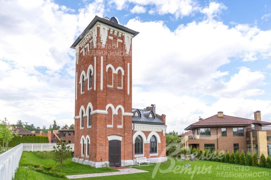 Старинная водонапорная башня в поселке