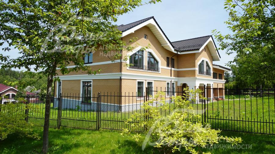 Участок со всех сторон огорожен кованым  забором на бетонном цоколе