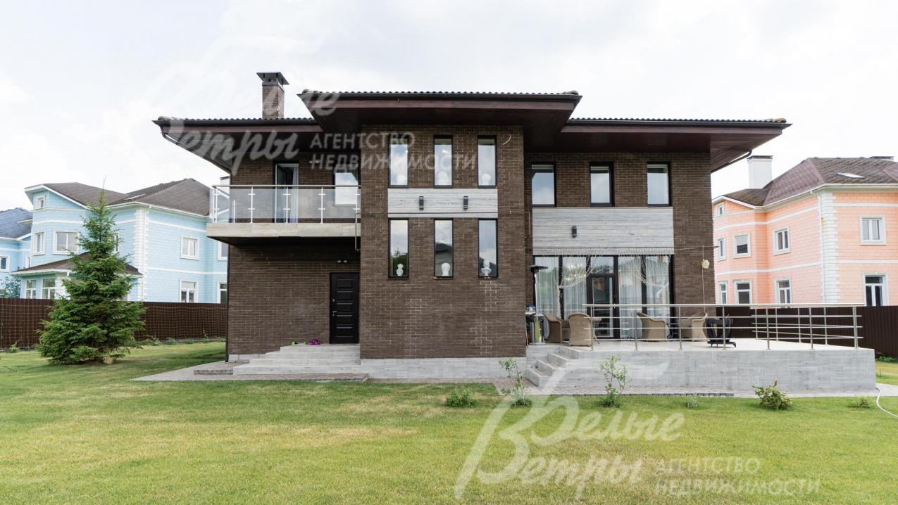 Облицовка фасада дома: рваный камень + выбеленная лиственница, цоколь - керамогранит