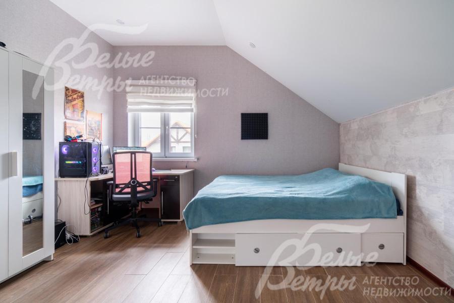 В спальнях на втором этаже поклеены обои, пол в доме полностью выложен керамогранитом с интегрированной системой тёплого пола с водяным подогревом