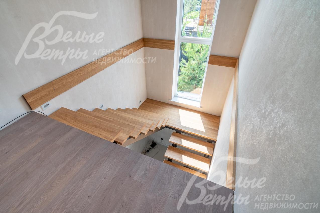 Высокое окно наполняет лестничные пролёты естественным светом