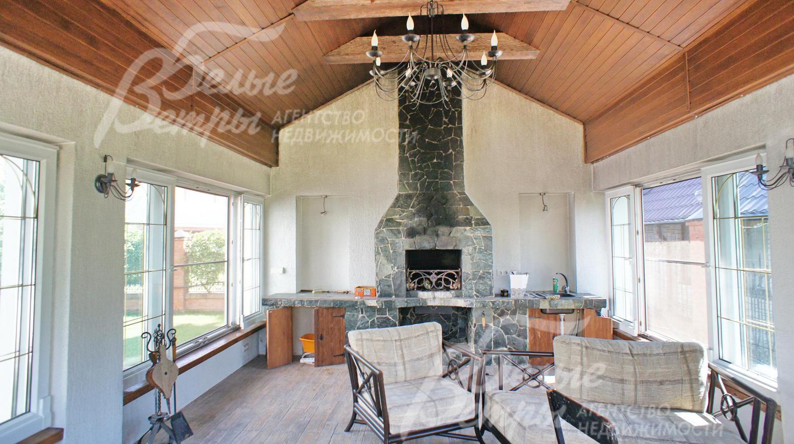 Теплая беседка с камином из камня