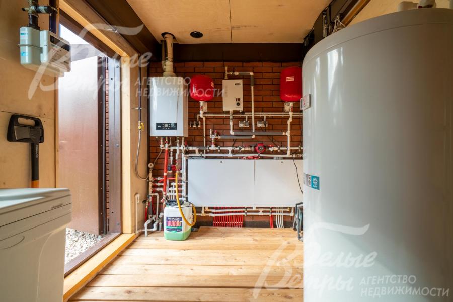 В доме полностью оборудована котельная, она находится в гараже с выходом в гараж и на участок 