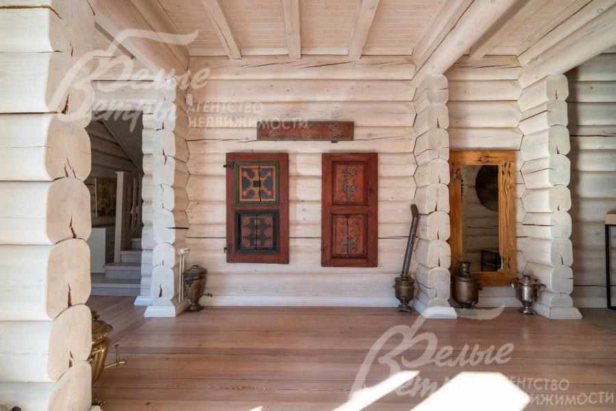 Холл с выходом на террасу по периметру дома