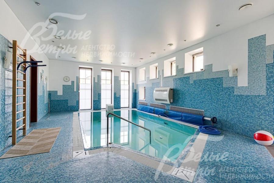 СПА-комплекс с переливным бассейном, с римским входом и противотоком