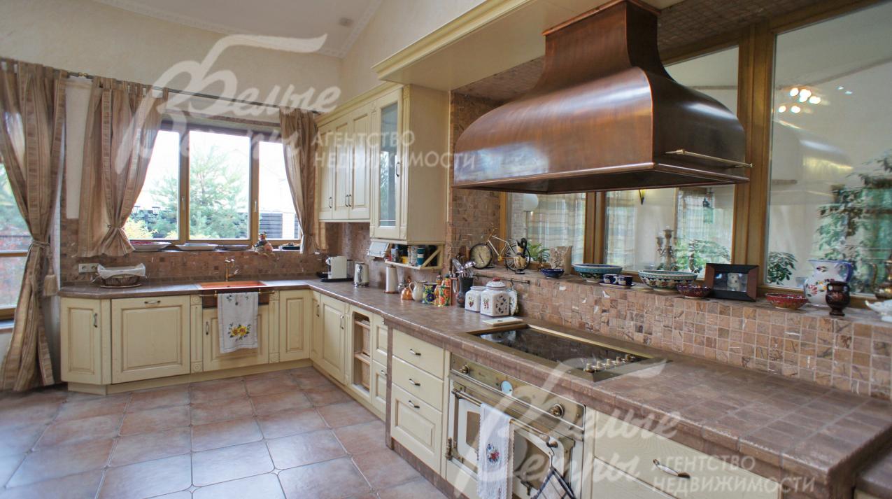 Фасады кухни из состаренного дуба, встроенная техника бренда "Restart"