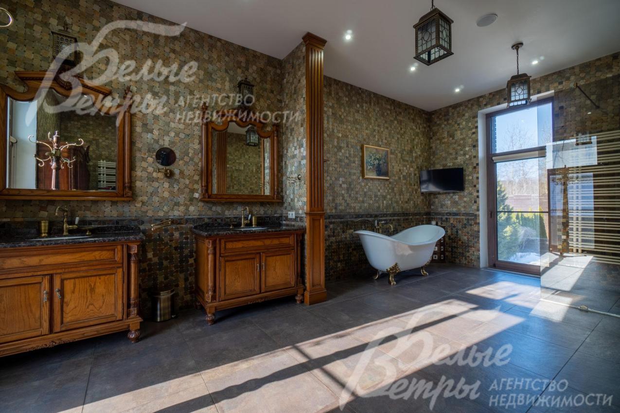 Роскошный санузел при мастер-спальне 24 кв.м с зонированием, окном в пол, ванной, двумя раковинами с элитной сантехникой и мебелью