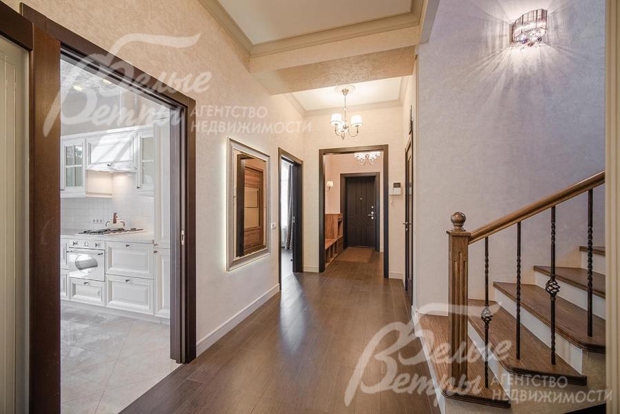 Холл первого этажа