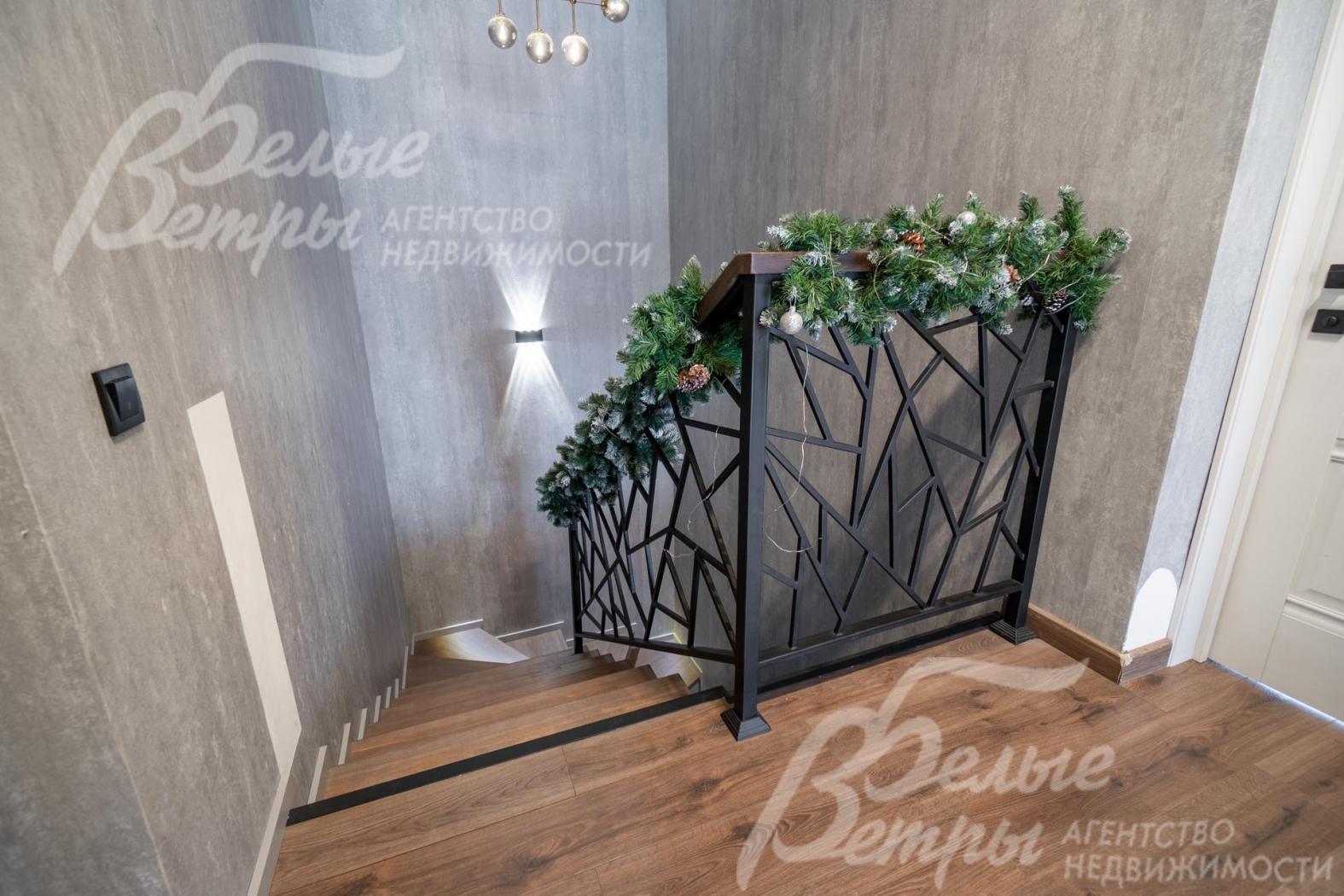 На потолках и стенах размещена стильная система освещения с аксессуарам