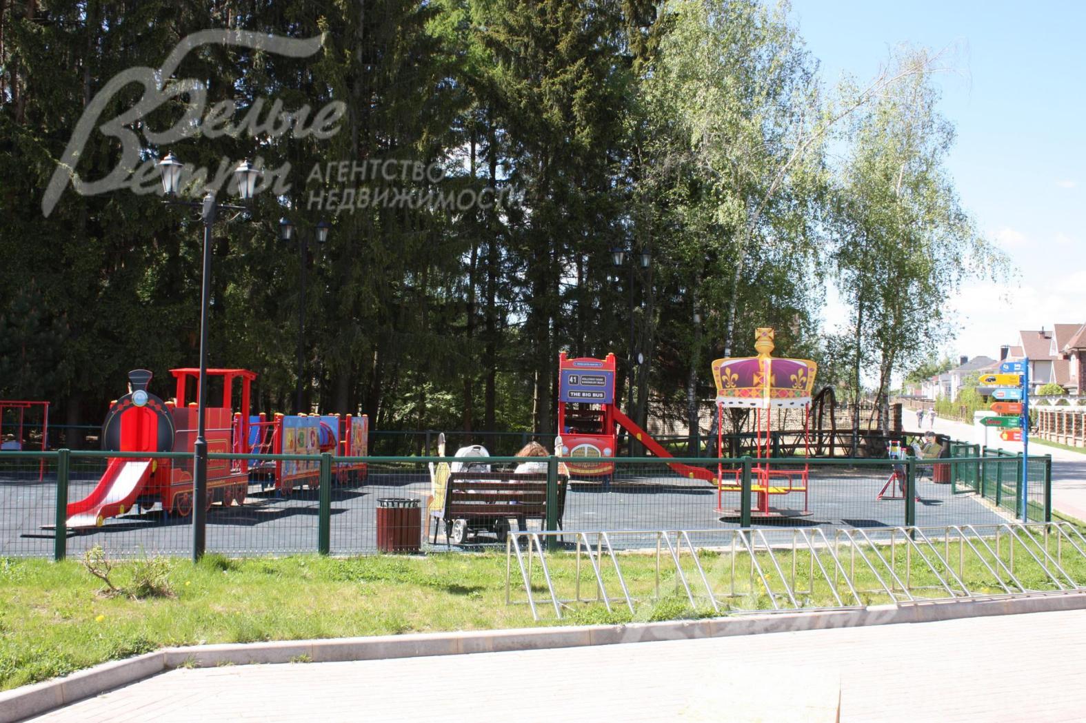 Детская площадка на территории поселка