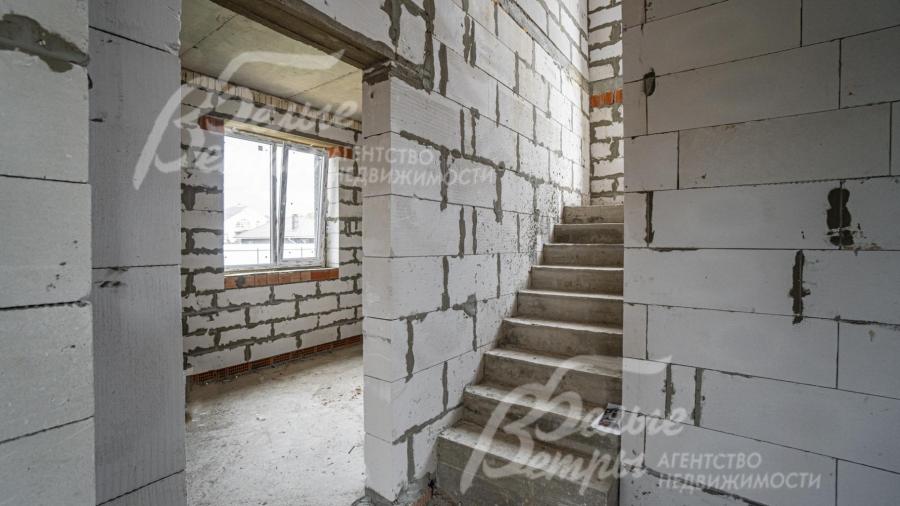 Бетонная лестница шириной 90 см