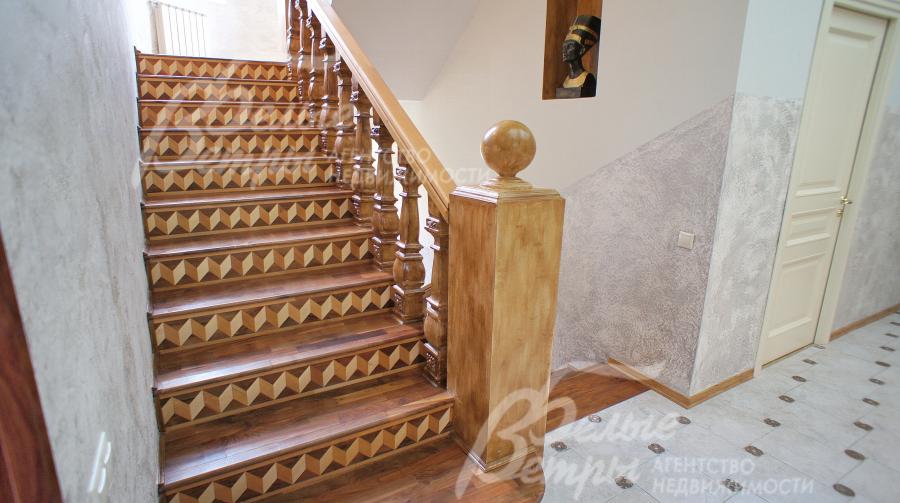 Шикарная широкая лестница из ореха, бука и балясин работы дизайнера