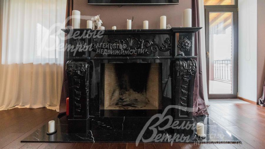 Мраморный резной камин в главной спальне