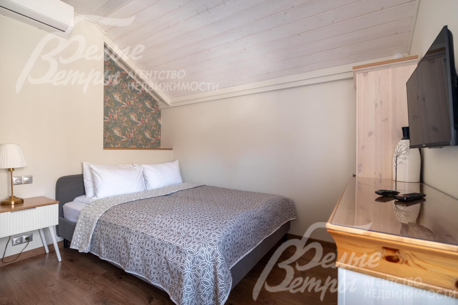 Вторая спальня в гостевом доме также полностью меблирована