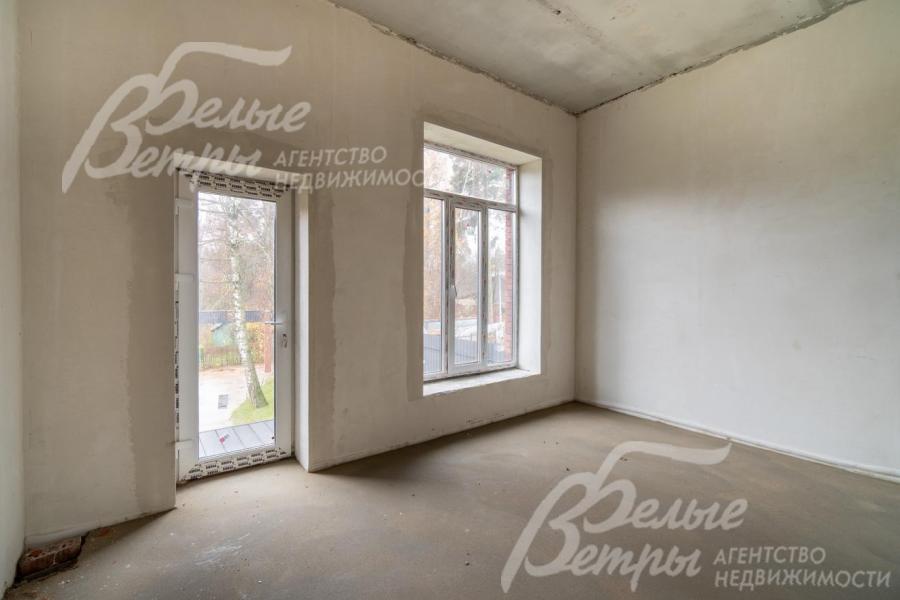 Входная группа главного входа - дверь со стеклом и окном: с крыльца - вход в просторный коридор