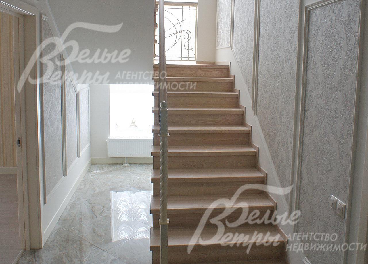 Лестница из лиственницы, ведущая на второй этаж